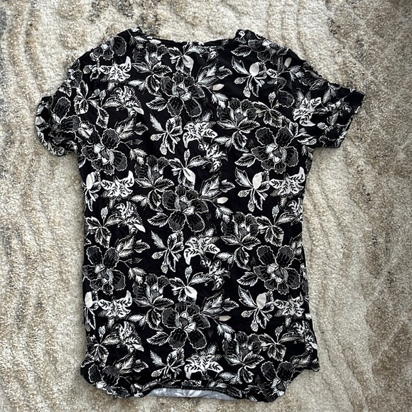 Old Navy Floral T-Shirt - Picture 3 of 3